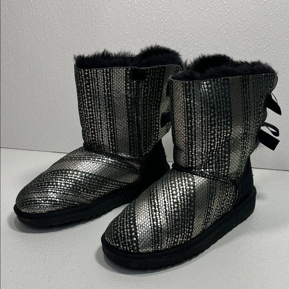 UGG Girl’s Bow Size 4 Warm Stylish Boots 1004797K